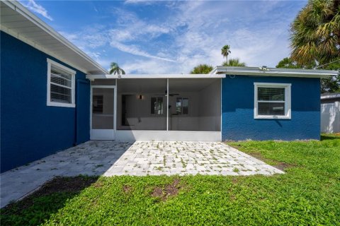 House in Saint Petersburg, Florida 3 bedrooms, 80.64 sq.m. № 1919852 - photo 29
