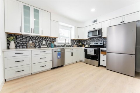 House in Saint Petersburg, Florida 3 bedrooms, 80.64 sq.m. № 1919852 - photo 7