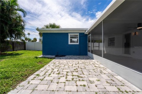 House in Saint Petersburg, Florida 3 bedrooms, 80.64 sq.m. № 1919852 - photo 28