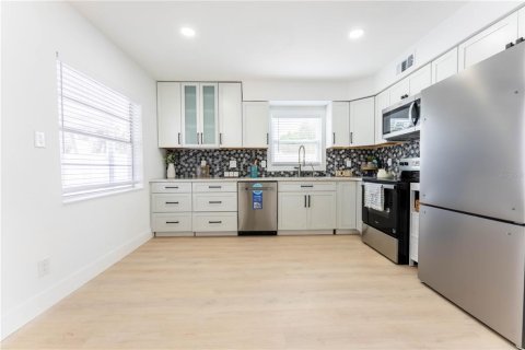 House in Saint Petersburg, Florida 3 bedrooms, 80.64 sq.m. № 1919852 - photo 8
