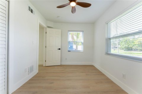House in Saint Petersburg, Florida 3 bedrooms, 80.64 sq.m. № 1919852 - photo 12