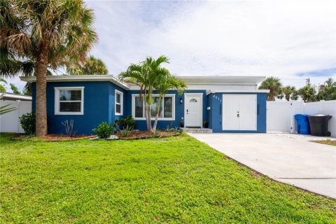 House in Saint Petersburg, Florida 3 bedrooms, 80.64 sq.m. № 1919852 - photo 1