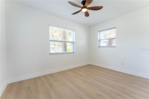 House in Saint Petersburg, Florida 3 bedrooms, 80.64 sq.m. № 1919852 - photo 10