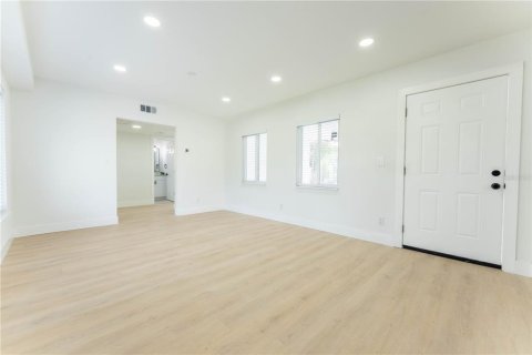 House in Saint Petersburg, Florida 3 bedrooms, 80.64 sq.m. № 1919852 - photo 4