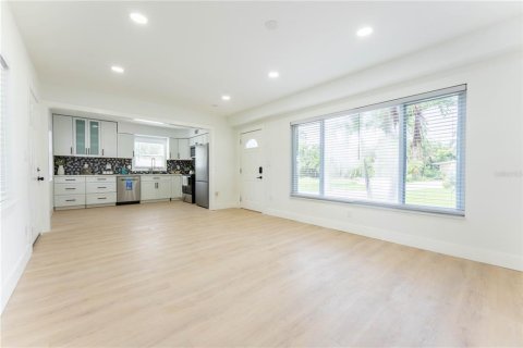 House in Saint Petersburg, Florida 3 bedrooms, 80.64 sq.m. № 1919852 - photo 6
