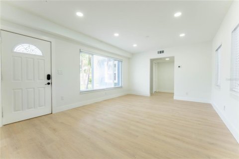 House in Saint Petersburg, Florida 3 bedrooms, 80.64 sq.m. № 1919852 - photo 3