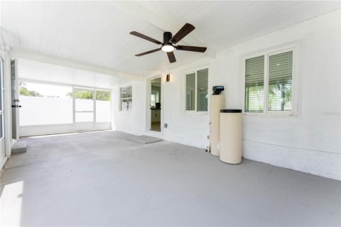 House in Saint Petersburg, Florida 3 bedrooms, 80.64 sq.m. № 1919852 - photo 20