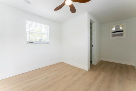 House in Saint Petersburg, Florida 3 bedrooms, 80.64 sq.m. № 1919852 - photo 22