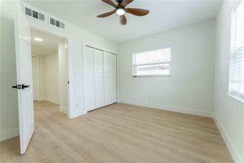 House in Saint Petersburg, Florida 3 bedrooms, 80.64 sq.m. № 1919852 - photo 17