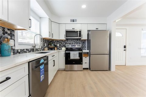 House in Saint Petersburg, Florida 3 bedrooms, 80.64 sq.m. № 1919852 - photo 9