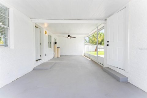House in Saint Petersburg, Florida 3 bedrooms, 80.64 sq.m. № 1919852 - photo 21