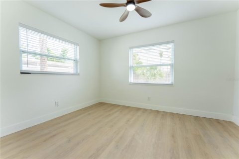 House in Saint Petersburg, Florida 3 bedrooms, 80.64 sq.m. № 1919852 - photo 15