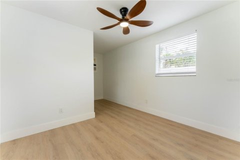 House in Saint Petersburg, Florida 3 bedrooms, 80.64 sq.m. № 1919852 - photo 23