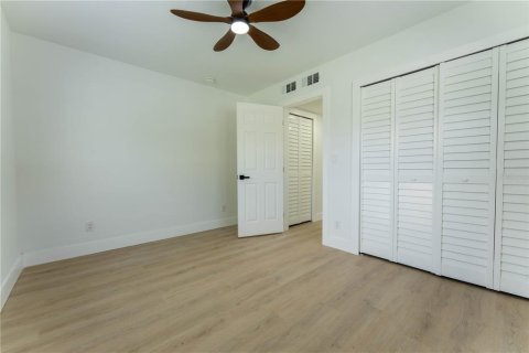 House in Saint Petersburg, Florida 3 bedrooms, 80.64 sq.m. № 1919852 - photo 16