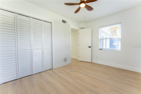 House in Saint Petersburg, Florida 3 bedrooms, 80.64 sq.m. № 1919852 - photo 11