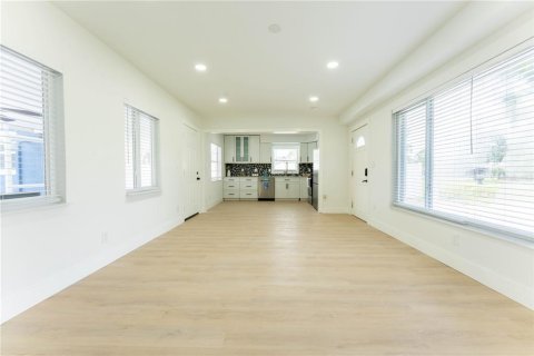 House in Saint Petersburg, Florida 3 bedrooms, 80.64 sq.m. № 1919852 - photo 5