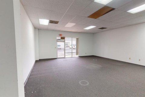 Immobilier commercial à louer à Sanford, Floride: 133.78 m2 № 2103208 - photo 6