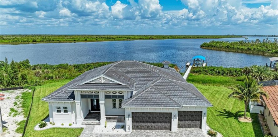 Casa en Port Charlotte, Florida 3 dormitorios, 224.45 m2 № 1266668