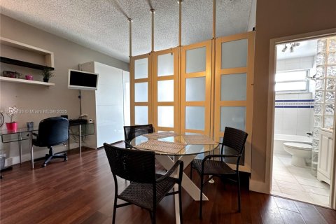 Condo in Miami Beach, Florida  № 1944225 - photo 8