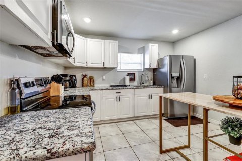 House in Saint Petersburg, Florida 4 bedrooms, 165.55 sq.m. № 1675768 - photo 10