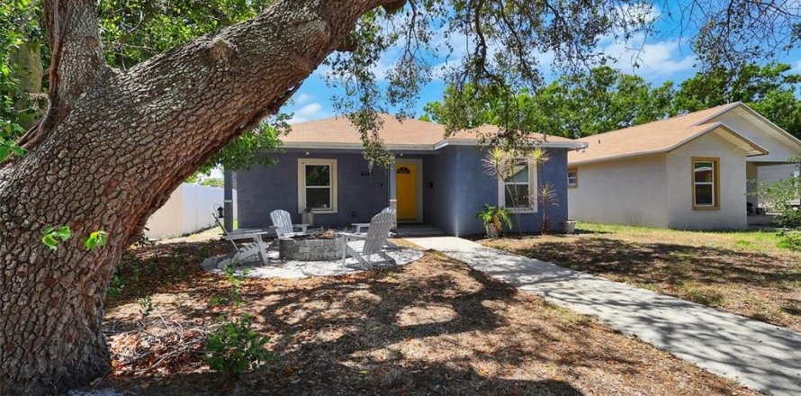 House in Saint Petersburg, Florida 4 bedrooms, 165.55 sq.m. № 1675768