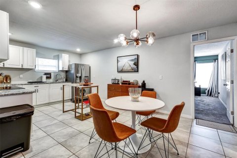 House in Saint Petersburg, Florida 4 bedrooms, 165.55 sq.m. № 1675768 - photo 8