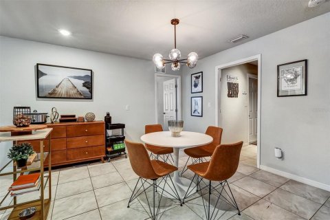 House in Saint Petersburg, Florida 4 bedrooms, 165.55 sq.m. № 1675768 - photo 9