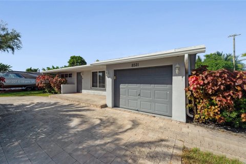 House in Sunrise, Florida 3 bedrooms № 1953895 - photo 2