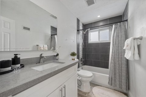 House in Sunrise, Florida 3 bedrooms № 1953895 - photo 11