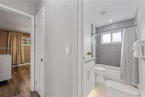 House in Sunrise, Florida 3 bedrooms № 1953895 - photo 10