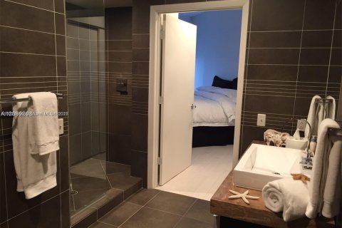 Condo in Miami Beach, Florida, 2 bedrooms  № 1942982 - photo 4