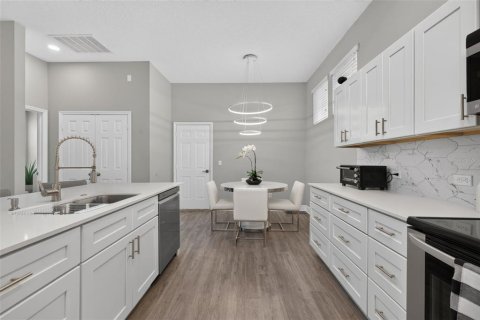 House in Celebration, Florida 3 bedrooms, 135.27 sq.m. № 2235420 - photo 12