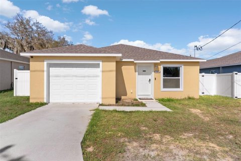 House in Auburndale, Florida 3 bedrooms, 121.24 sq.m. № 2099435