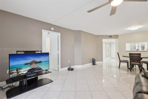 Copropriété à vendre à Pembroke Pines, Floride: 1 chambre, 113.62 m2 № 2025268 - photo 7