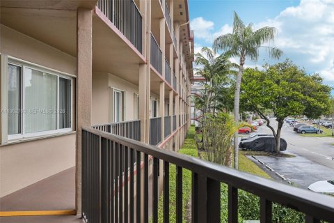 Copropriété à vendre à Pembroke Pines, Floride: 1 chambre, 113.62 m2 № 2025268 - photo 4