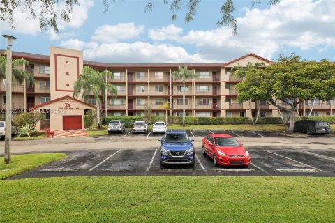 Copropriété à vendre à Pembroke Pines, Floride: 1 chambre, 113.62 m2 № 2025268 - photo 2