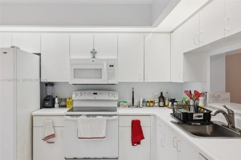 Copropriété à vendre à Pembroke Pines, Floride: 1 chambre, 113.62 m2 № 2025268 - photo 13