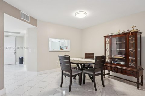 Copropriété à vendre à Pembroke Pines, Floride: 1 chambre, 113.62 m2 № 2025268 - photo 12