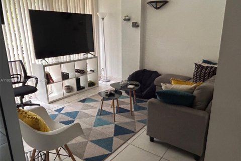 Condominio en alquiler en Sunny Isles Beach, Florida, 1 dormitorio, 71.26 m2 № 1987572 - foto 3