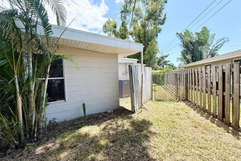 House in Sarasota, Florida 2 bedrooms, 129.6 sq.m. № 1876306 - photo 11