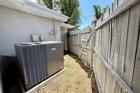 House in Sarasota, Florida 2 bedrooms, 129.6 sq.m. № 1876306 - photo 12