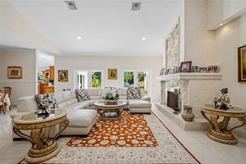 House in Pinecrest, Florida 7 bedrooms, 475.1 sq.m. № 2018391 - photo 12