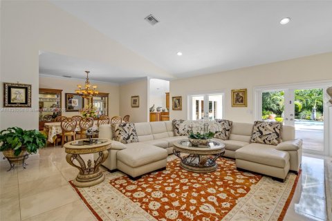 House in Pinecrest, Florida 7 bedrooms, 475.1 sq.m. № 2018391 - photo 13