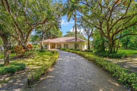 House in Pinecrest, Florida 7 bedrooms, 475.1 sq.m. № 2018391 - photo 7