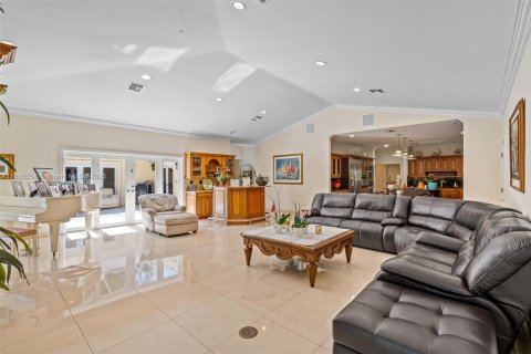 House in Pinecrest, Florida 7 bedrooms, 475.1 sq.m. № 2018391 - photo 30