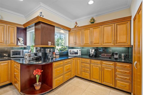 House in Pinecrest, Florida 7 bedrooms, 475.1 sq.m. № 2018391 - photo 22