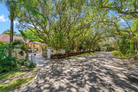 House in Pinecrest, Florida 7 bedrooms, 475.1 sq.m. № 2018391 - photo 5