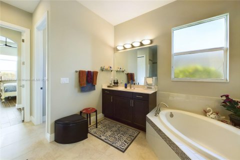 Casa en venta en Port St. Lucie, Florida, 3 dormitorios, 305.83 m2 № 1863113 - foto 18