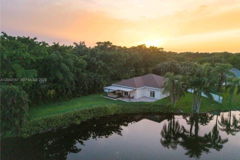House in Plantation, Florida 4 bedrooms, 183.67 sq.m. № 2189987
