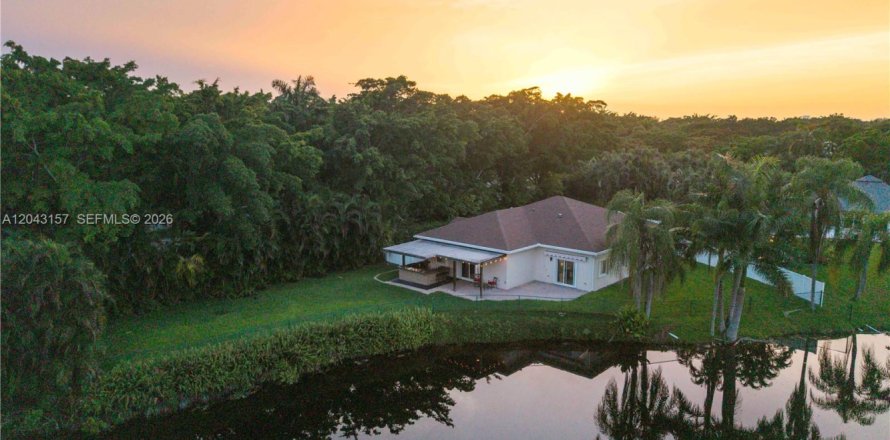 House in Plantation, Florida 4 bedrooms, 183.67 sq.m. № 2189987
